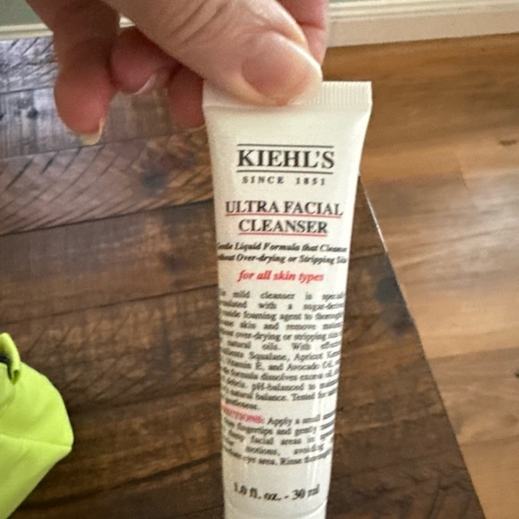 Bundle of 6 Kiehl's Ultra Facial Cleanser w/ Rare Travel Bag NWT - Picture 3 of 6